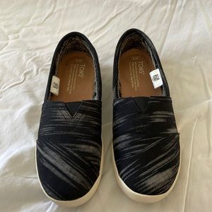 Tom’s fuzzy lined slip-on women’s size 7
